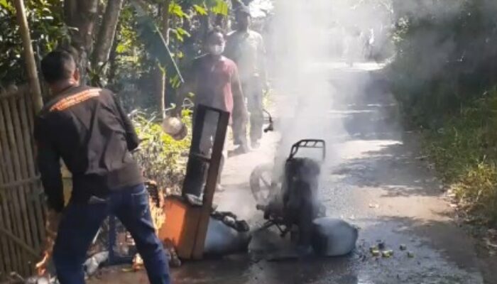 Gara-gara Korsleting, Motor Pedagang Tahu dan Tempe Terbakar Saat Berjualan di Ciambar Sukabumi