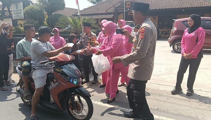 Bukan Sekadar Bagi Nasi, Bhayangkari Jampangkulon Bangun Kedekatan Dengan Warga Lewat Jumat Berbagi