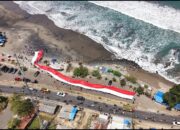Bendera Merah Putih Membentang 300 Meter Di Pantai Karanghawu