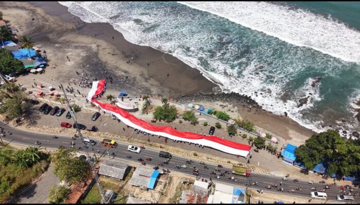 Bendera Merah Putih Membentang 300 Meter Di Pantai Karanghawu