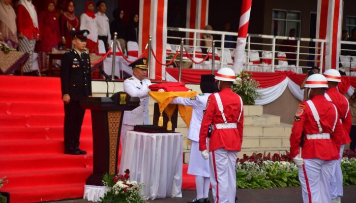 Usai Sang Saka Diturunkan, Wabup Sukabumi Tekankan Kemerdekaan Harus Diisi dengan Pengabdian