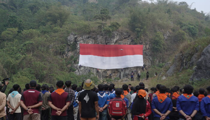 Bentang Merdeka di Tebing Sarongge Sukabumi, Bendera Raksasa 27 x 9 Meter Berkibar Sambut HUT ke-81 RI