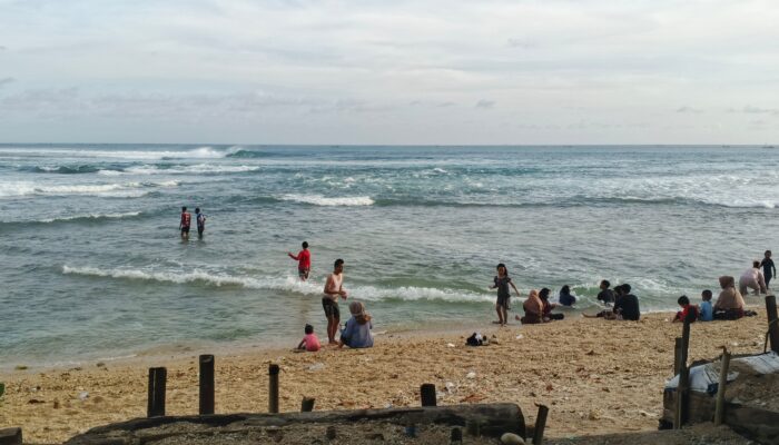 Pantai Cibuaya Dipadati Wisatawan, Balawista Ingatkan Pengunjung Tetap Waspada