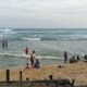 Pantai Cibuaya Dipadati Wisatawan, Balawista Ingatkan Pengunjung Tetap Waspada