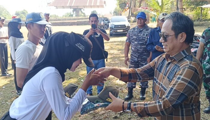 Dadang Hermawan Serahkan Bantuan Seragam Paskibraka Kecamatan Ciracap