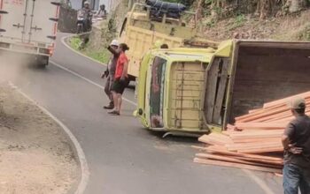 Truk Bermuatan Kayu Terguling di Tanjakan Cibangban Cisolok, Motor di Belakang Nyaris Tertimpa