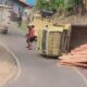 Truk Bermuatan Kayu Terguling di Tanjakan Cibangban Cisolok, Motor di Belakang Nyaris Tertimpa
