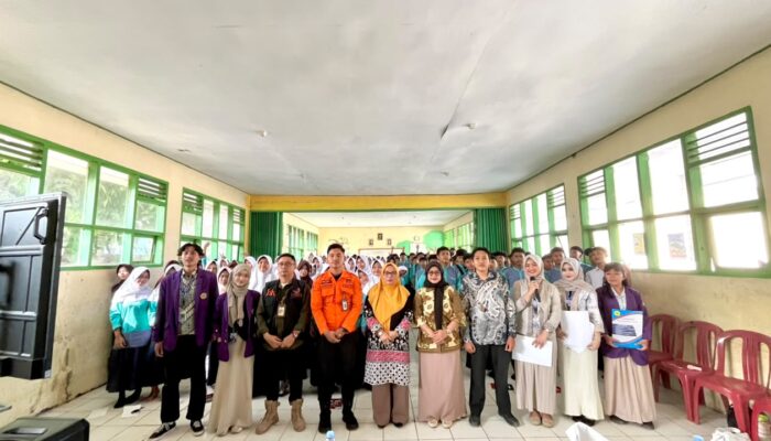 BPBD dan Mahasiswa KKN Edukasi Mitigasi Bencana ke Ratusan Siswa SMPN 1 Simpenan