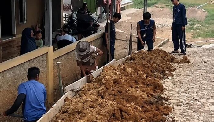 Mahasiswa KKM STAI Palabuhanratu Gotong Royong Perbaiki Akses Jalan Majelis Ta’lim di Sagaranten