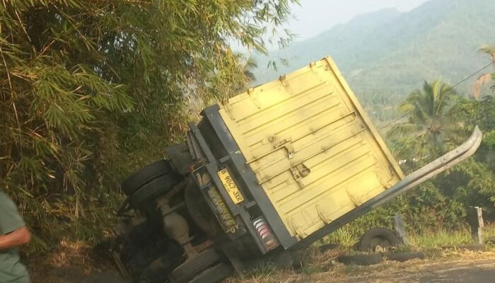 Diduga Rem Blong, Truk Colt Diesel Terperosok di Jalur Cikidang–Palabuhanratu
