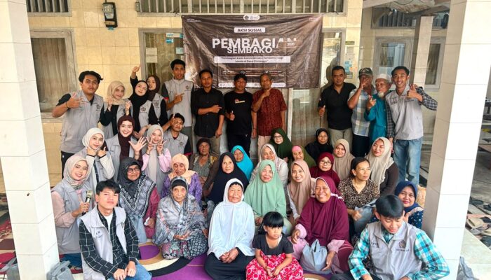 Mahasiswa KKN LPCR-E Palabuhanratu UMMI Bersama LAZISMU Salurkan Sembako dan Cek Kesehatan Lansia di Desa Cimanggu