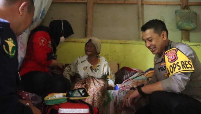 Hidup Sebatang Kara, Lansia di Cisolok Dikunjungi Kapolres Sukabumi dan Dapat Bantuan