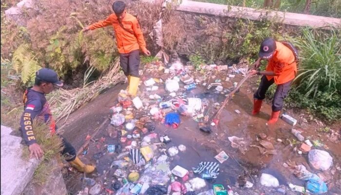 Sampah Menumpuk di Pintu Air Sungai Kopeng, BPBD Kota Sukabumi Bergerak Cegah Banjir