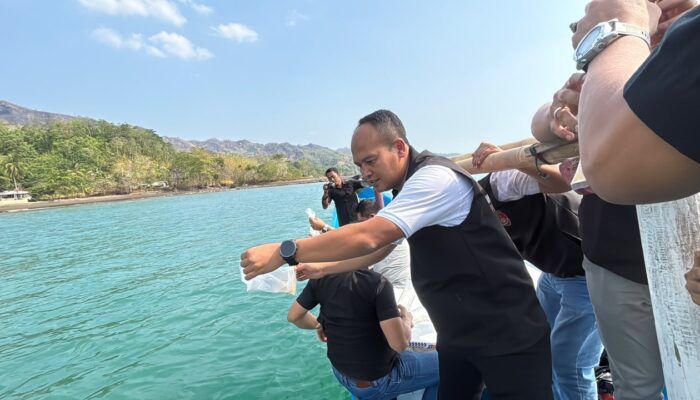 Polres Sukabumi Lepas 59.980 Benih Lobster ke Laut Sangrawayang
