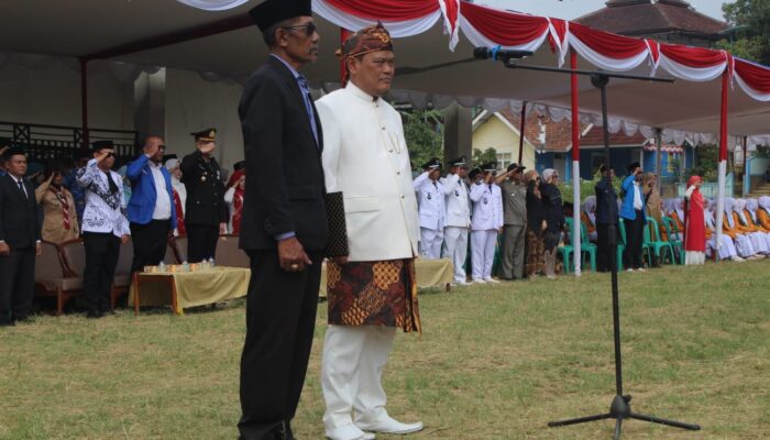 Upacara HUT ke-81 Kemerdekaan RI di Lapang Cijagung, Wakil Ketua DPRD Sukabumi Bacakan Teks Proklamasi