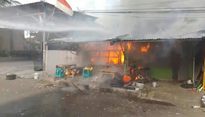 Tabung Gas Diduga Bocor, Warung Kopi dan Bengkel Tambal Ban di Palabuhanratu Terbakar