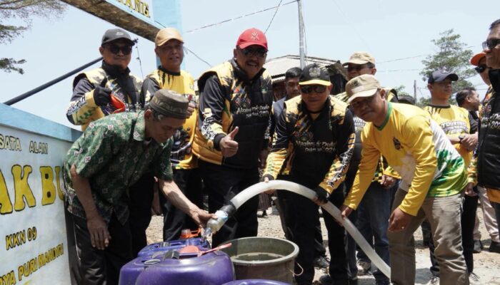 Bupati Asep Japar Salurkan Bantuan Air Bersih untuk Warga Jampangkulon