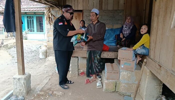 Ketua Umum YFSBBP Turun Langsung Bantu Korban Kebakaran di Padajaya