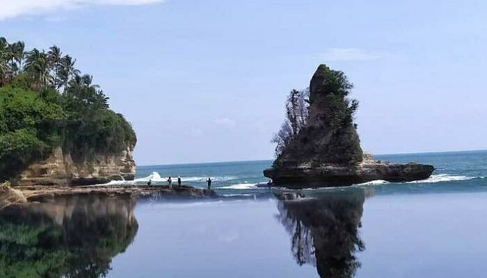 Pantai Karanggantungan Surade, Hidden Gem Pajampangan yang Dijuluki ‘Tanah Lotnya Sukabumi