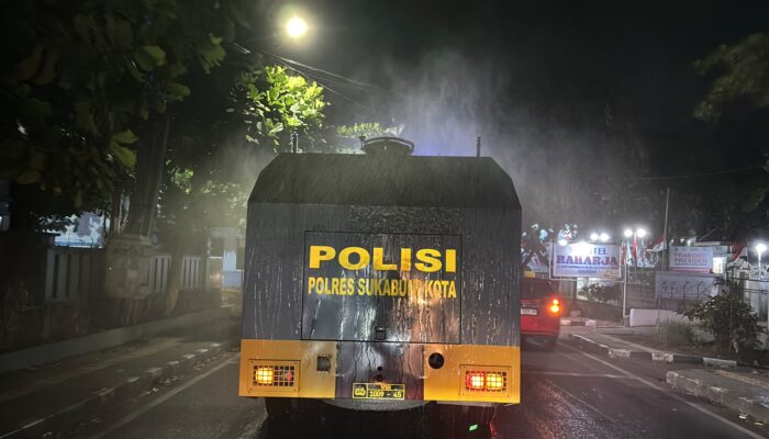 Jalan Dipenuhi Debu Vulkanik, Polisi Bergerak Siram Sejumlah Ruas Jalan di Kota Sukabumi