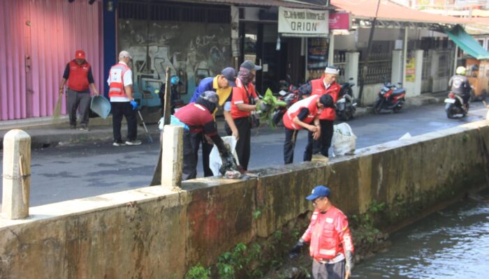 HUT ke-81 PMI Kabupaten Sukabumi Diwarnai Aksi Bersih Sungai Ciraden, 15 Karung Sampah Diangkut