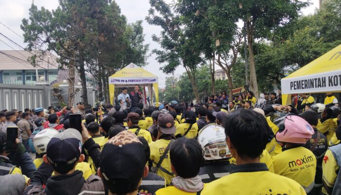 Jalan Dago Kota Sukabumi Menguning, Ratusan Ojol Maxim Tuntut Evaluasi Kebijakan Aplikator