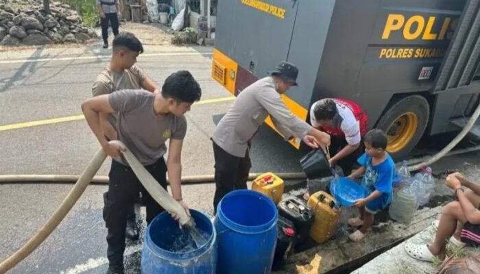 Kemarau Panjang, Polres Sukabumi Salurkan Air Bersih untuk Warga Simpenan