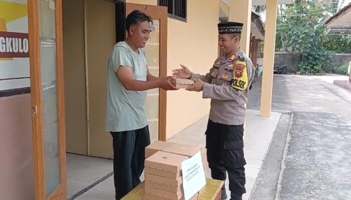 Jumat Berbagi, Posek Jampangkulon Turun Langsung Bagikan Nasi Box kepada Warga