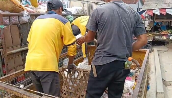 Armada Terbatas, Pengangkutan Sampah di Jampangkulon Tersendat
