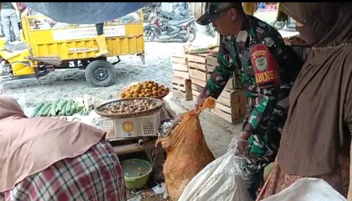 Sambut HUT ke-81 TNI, Koramil Jampangkulon Ajak Lintas Sektor Turun Bersihkan Pasar Cinagen
