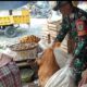 Sambut HUT ke-81 TNI, Koramil Jampangkulon Ajak Lintas Sektor Turun Bersihkan Pasar Cinagen