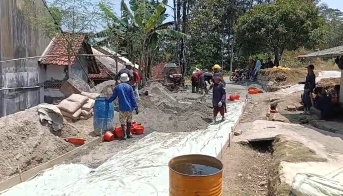 Jalan Penghubung Padajaya–Mekarjaya Mulai Dicor, Warga Harap Akses Ekonomi Tak Lagi Terkendala