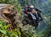 Rem Diduga Blong, Motor Berisi Tiga Orang Terjun ke Jurang di Cipecang