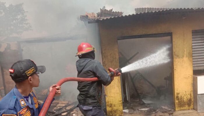 10 Ruko di Pasar Surade Terbakar, Warga Panik, Kerugian Ditaksir Rp1 Miliar