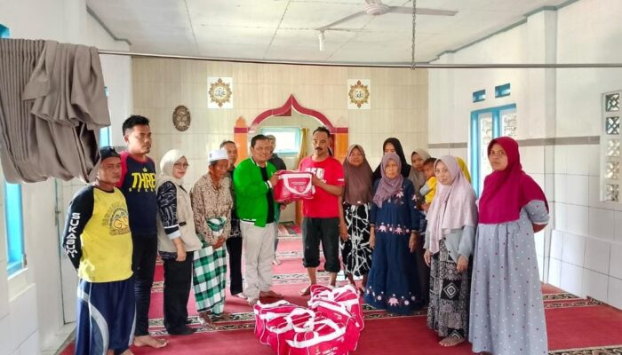 Peduli Korban Kebakaran Cimahigirang, Wakil Ketua DPRD Kabupaten Sukabumi Salurkan Bantuan