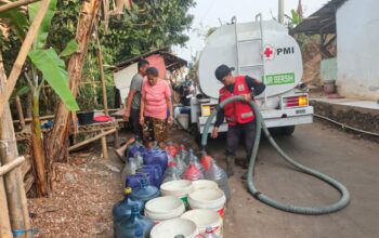 Terdampak Kekeringan, 547 Warga Tenjojaya Cibadak Dapat 5.000 Liter Air Bersih dari PMI