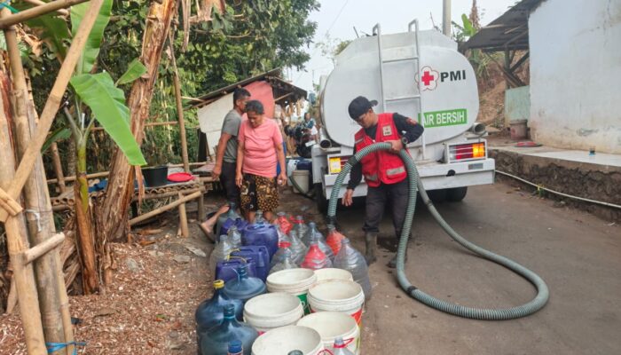Terdampak Kekeringan, 547 Warga Tenjojaya Cibadak Dapat 5.000 Liter Air Bersih dari PMI
