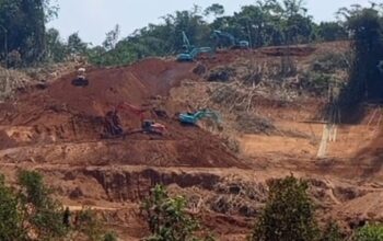 Diduga Tidak Berizin,  Aktivitas Pengerukan Tanah Merah di Nagrak Sukabumi Dikeluhkan Warga