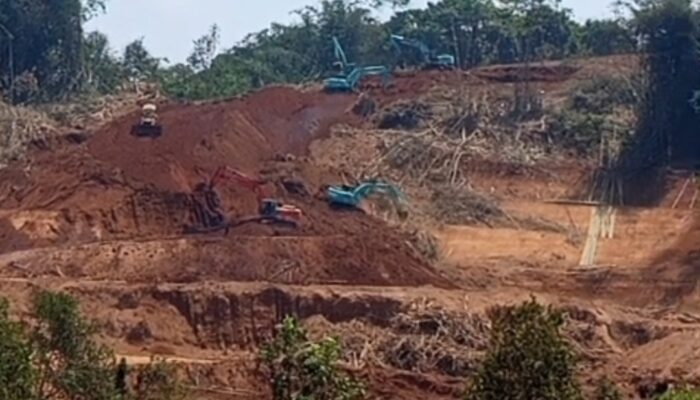 Diduga Tidak Berizin,  Aktivitas Pengerukan Tanah Merah di Nagrak Sukabumi Dikeluhkan Warga