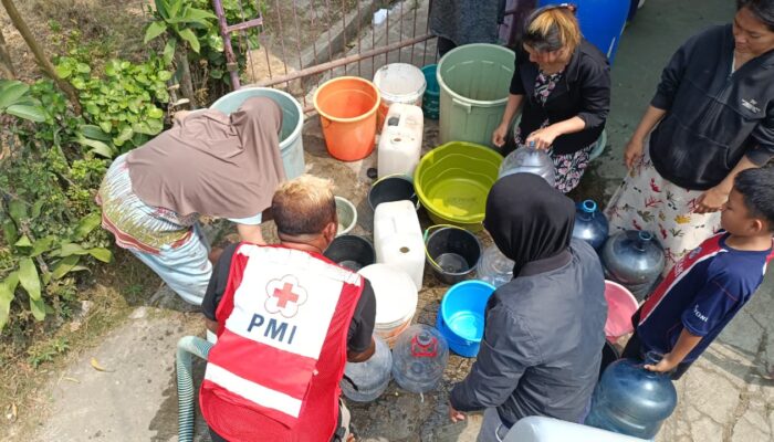 100 KK di Nagrak Sukabumi Kesulitan Air Bersih, 5.000 Liter Bantuan Disalurkan