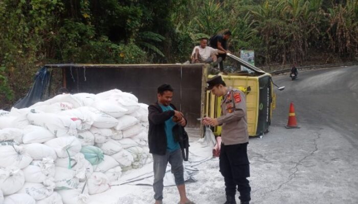 Bawa 9 Ton Tepung Aci, Truk Terguling di Tanjakan Baeud Warungkiara Sukabumi