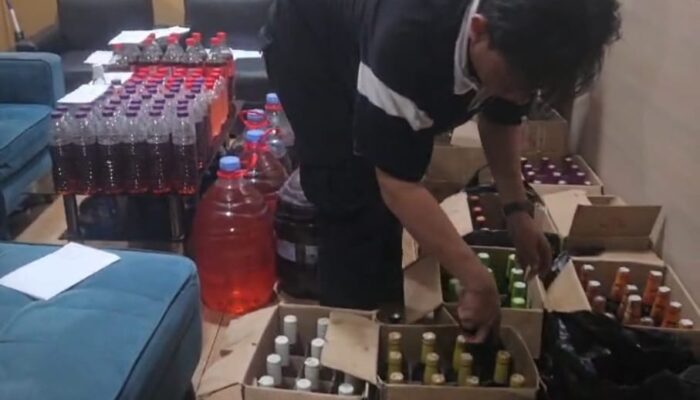 Polres Sukabumi Kota Polisi Gerebek Gudang Miras Oplosan, Ratusan Botol Berhasil Diamankan