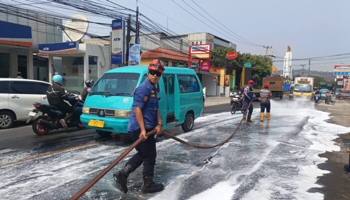 Jalan Siliwangi Cibadak Licin akibat Ceceran Oli, Sejumlah Pemotor Terjatuh