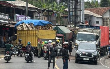 Dua Truk Adu Banteng di Parungkuda Sukabumi, Satu Sopir Terjepit