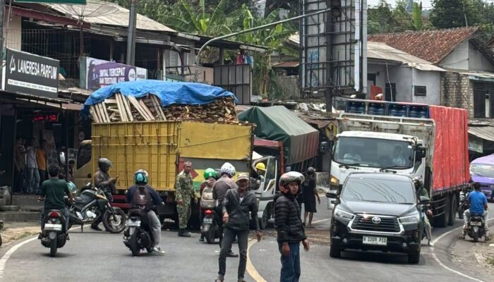 Dua Truk Adu Banteng di Parungkuda Sukabumi, Satu Sopir Terjepit