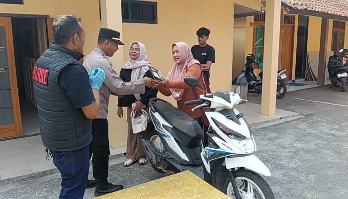 Polsek Jampangkulon Serahkan Kendaraan Honda Beat dalam Penanganan Dugaan Penipuan dan Penggelapan