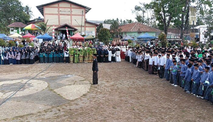 Ribuan Santri Penuhi Alun-Alun Jampangkulon, Camat: Identitas Wilayah Santri Harus Terus Dijaga