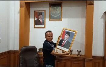 Wakil Ketua DPRD Kota Sukabumi Rojab Asy’ari Copot Foto Wapres Gibran Usai Putusan MK