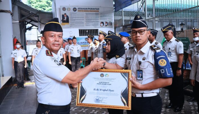 Dua Petugas Terima Penghargaan Usai Berhasil Gagalkan 12,83 Gram Sabu Masuk Kedalam Lapas Sukabumi