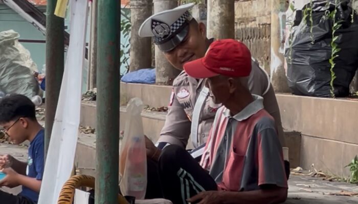Bukan Soal Menilang, Kali Ini Polisi di Kota Sukabumi Justru Bikin Warga Tersenyum